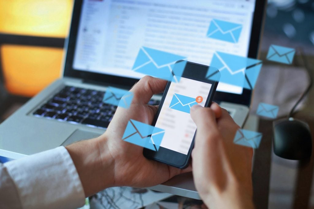 Princip email marketingu, individuální čtení emailů na chytrém telefonu